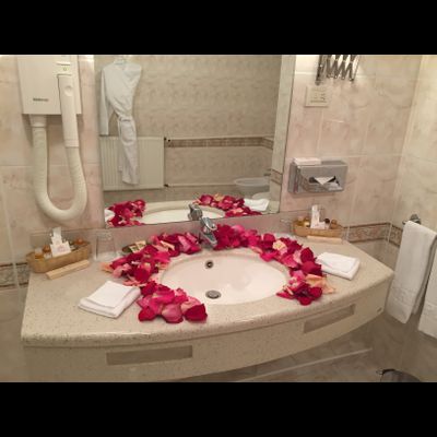 Оформление номера | ванной лепестками роз и цветами № 1494