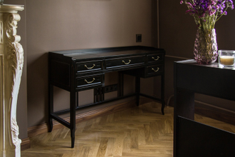 Письменный стол с 5 голубыми ящиками.