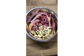 Валентина:У меня два шикарных пёселя-доберман и французский бульдог. В какой то момент сырая натуралка стала для меня открытием и спасением. Поэтому сейчас они оба очень любят Фарш "Бодрое утро", печёночный фарш, сердце, печень, семенники, и многое... 