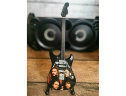Модель № G7: гитара сувенирная на подставке "Metallica"