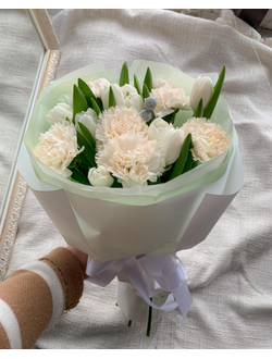 Белые тюльпаны и диантусы