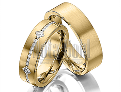 Обручальные кольца из желтого золота с дорожкой бриллиантов в женском кольце с прямым профилем