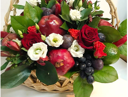 Фруктовая корзина с цветами