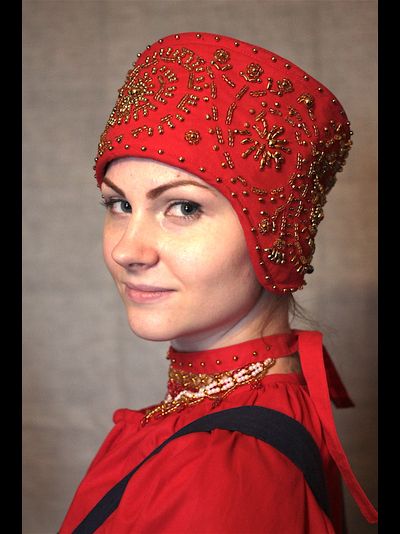 Русский народный женский головной убор "Повойник красный".