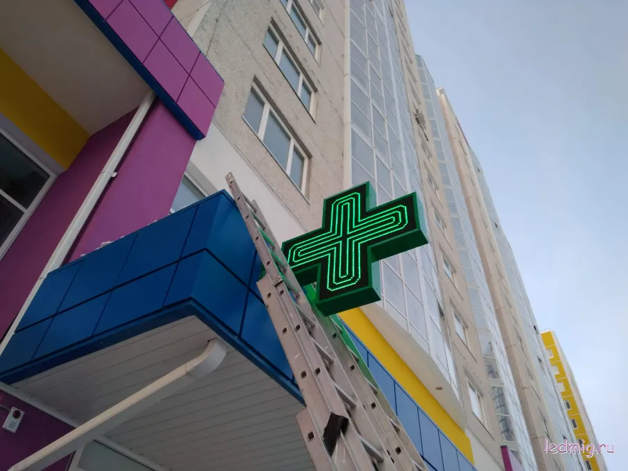 Яркая вывеска аптеки, транслировать можно все что угодно, мы изготавливаем аптечные кресты и бегущие строки в Тюмени