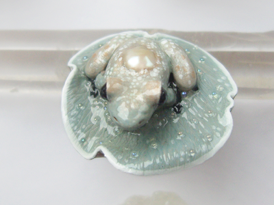 Коллекционное кольцо с лягушкой и жемчужиной "Капель в туманном саду"