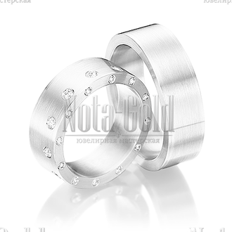 Обручальные кольца из белого золота с бриллиантами в женском кольце гладкие, широкие, с мелкотекстур
