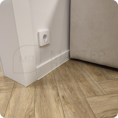 Плинтус ХДФ Dollken Cubu Flex Life 80мм Х 2,5 м 1013/5012 Белый в интерьере 3