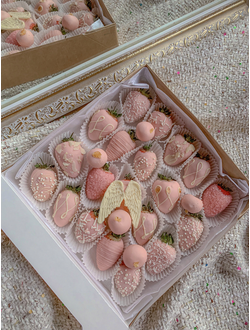 Клубника с голубикой в шоколаде