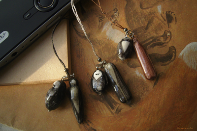 Необычный брелок-подвеска для мобильного "Пуаро и Гастингс"