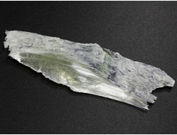 Брусит (немалит) светло-зеленый, волокнистый брусит, коллекционный образец, Россия, КЧР, Урупский район, м-ние Мощевая балка (60*17*4 мм, 3 г) №29689