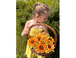 Корзина с зефирными подсолнухами