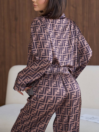 Пижама в стиле известного бренда с логотипом коричневая 44-46