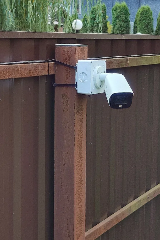 BOXFORCAM MONO LITE на заборе объекта заказчика при помощи адаптера BFC PLATFORM. 