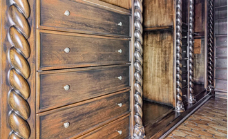 Встроенная резная гардеробная комната из массива дерева.