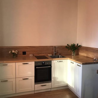 Кухонный гарнитур с деревянными фасадами, столешницей и фартуком