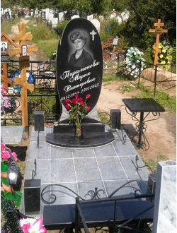 На фото круглый памятник на могилу для женщины в СПб