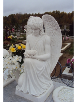 Фото ангел с лилией гравировка на памятнике на могилу в СПб