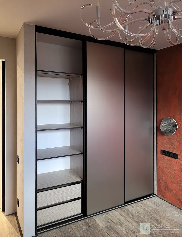 100-1 Встроенный шкаф-купе. Корпус: ЛДСП EGGER H305 ST12 Дуб Тонсберг натуральный; Двери: Зеркало Сатин. На полках врезная подсветка с датчиком на движение. 