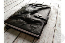 Оригинальный ежедневник из натуральной кожи.
На обложке объемная рука и застежка на кнопку.