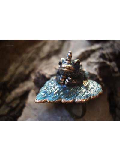 "Рапсодия осенних сумерек", фэнтези-кольцо с лягушкой-единорогом