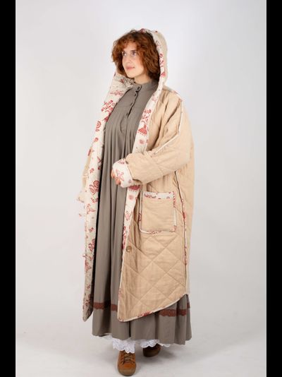 Стеганое пальто "Родное тепло" с капюшоном бежевое