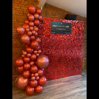 Фотозона из красных пайеток с гирляндой из шаров № 1480