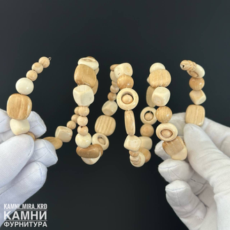 Браслет "Четыре витка светлое дерево" микс разных форм и размеров бусин на мэмори-проволке, цена за штуку