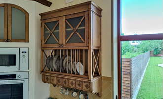 Навесной шкаф с отделением для тарелок.