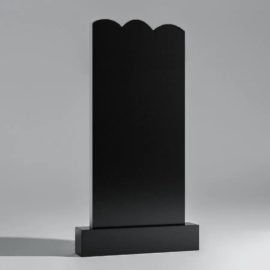 Памятник (габбро-диабаз).
Размеры стелы - 100*50/120*60 см.
Толщина - 5/7/8 см.
Стоимость - от 46000 руб. (за комплект с тумбой и цветником)