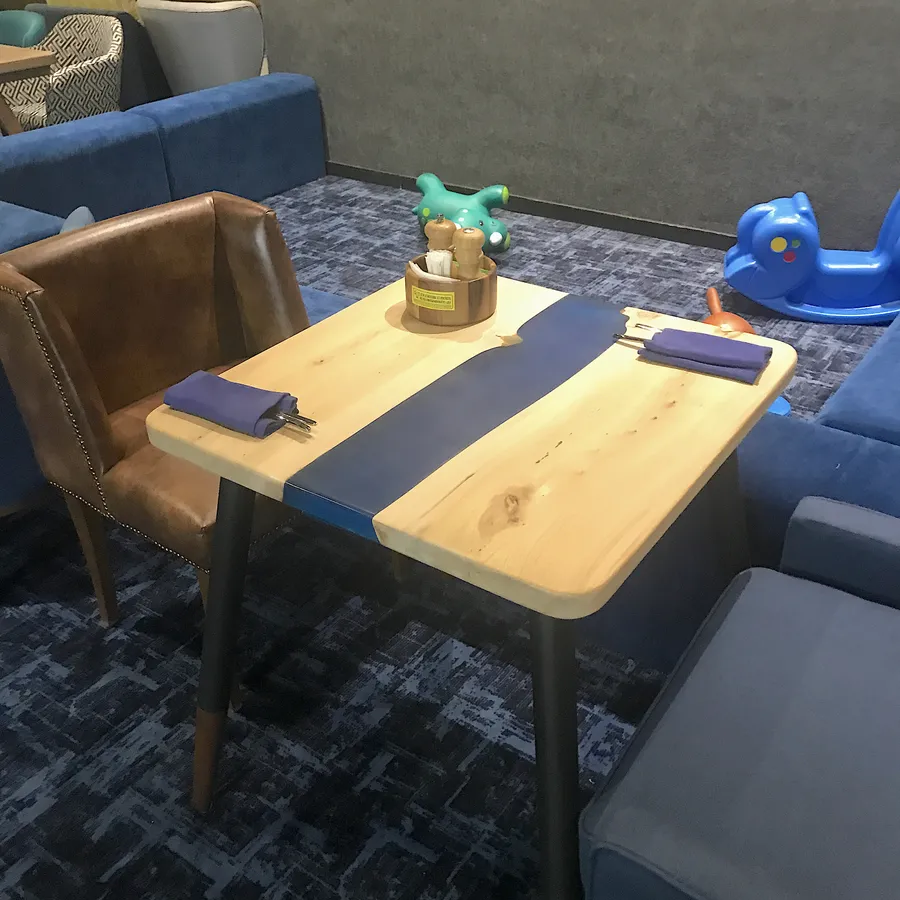 Стол-река из массива карагача для кафе, баров и ресторанов. Работа spilcenter.com для сети семейных кафе "Андерсон", г.Москва