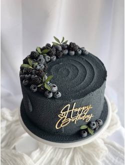 Торт с ягодами и топпером