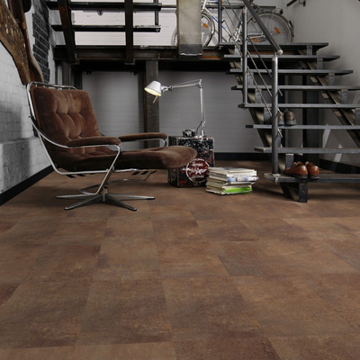Виниловый пол Wineo Fortune Stone Rusty DB00143 в интерьере гостиной