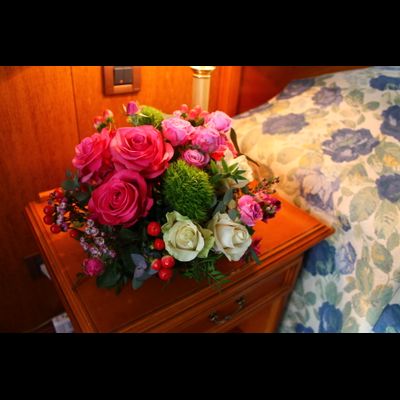 Оформление номера в гостинице цветами № 1493