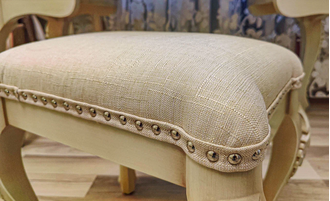 Пуф с мягким сиденьем на резных ножках.