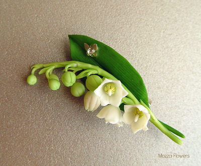 Брошь "Белые ландыши с бабочкой".