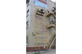 Вышка-тура в помощь для размещения и установки рекламных щитов на стенах здания.