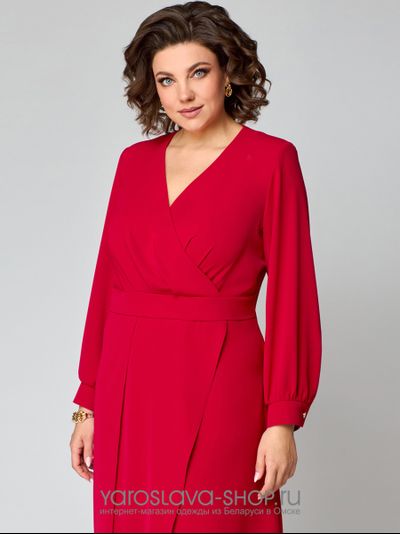Элегантное женское платье прямого силуэта в красном цвете