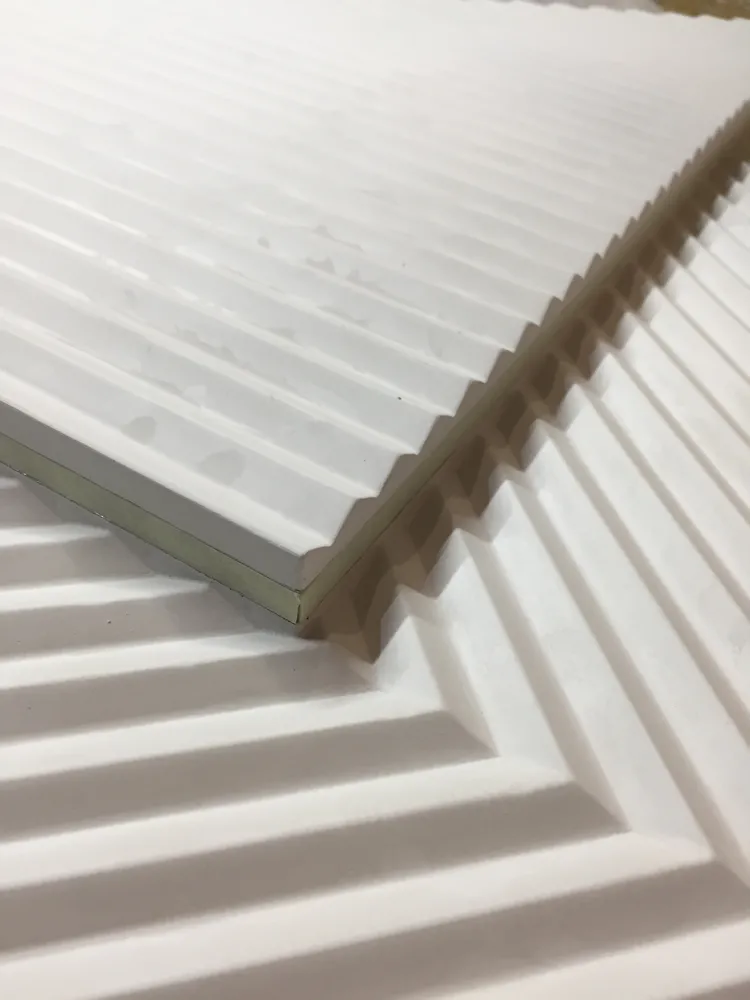 Матовый экран (рассеиватель) закрывается малярным скотчем сразу на производстве