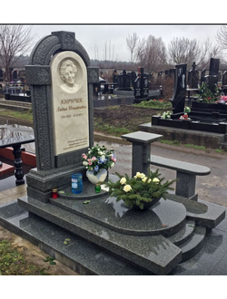 Эксклюзивный памятник Арка с барельефом