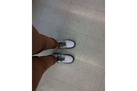 белые ботинки dr. martens с черной подошвой