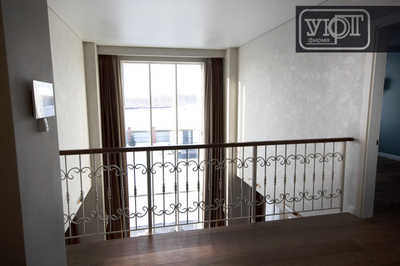 л-5/6. Лестница с металлическим ограждением. Поручень, ступени - массив ясеня