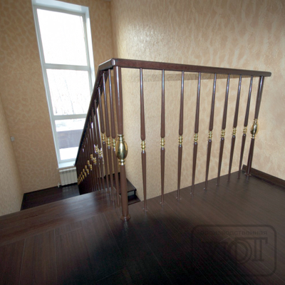 л-49. ограждение - металлические столбы и балясины со вставками. ступени, поручень - массив дуба