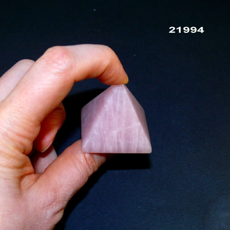Розовый кварц натуральный (пирамида) арт.21994: 42,4г - 34*35*32мм