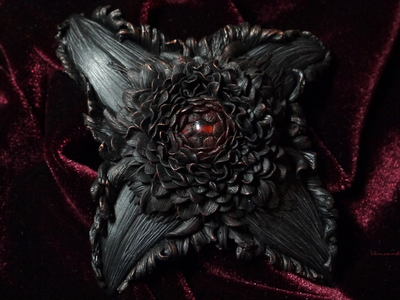 Готическая брошь "Цветок Пламя Ворона" из коллекции украшений "Рейвенсвуд"