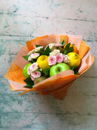 Детский букет из фруктов с цветами