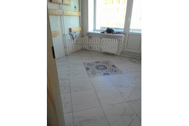 Укладка керамогранита на пол по диагонали с выравниванием на клею.