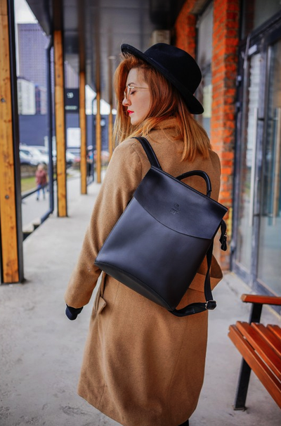 Девушка в пальто и рюкзак Ginger Bird Mokko 10 черный