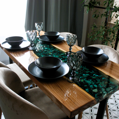 стол река из эпоксидной смолы с речным дном для студии