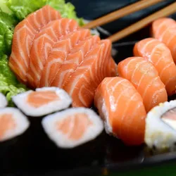 Морепродукты: слабосолёные и вяленые, суши